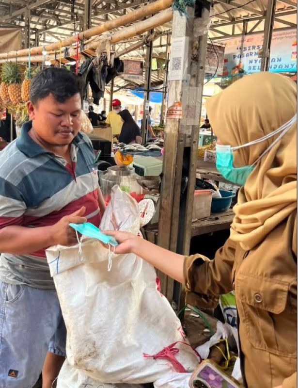 Edukasi dan Pembagian Masker di Pasar Kepandean Serang